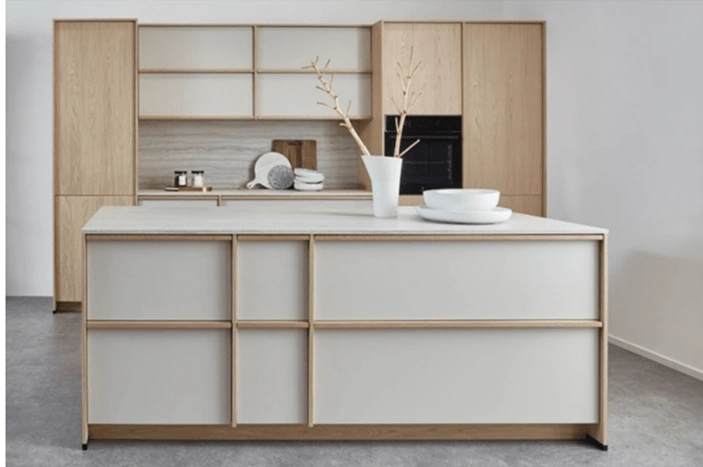 Moderne Küche im Japandi Stil mit heller Kochinsel, Holzrahmenfronten, offenen Regalfächern und integriertem Backofen, reduziert gestaltetes und harmonisches Design mit natürlichen Materialien. Moderne Küche im Japandi Stil mit heller Kochinsel, Holzrahmenfronten, offenen Regalfächern und integriertem Backofen, reduziert gestaltetes und harmonisches Design mit natürlichen Materialien.