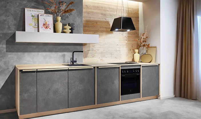 Küchenzeile im Japandi-Stil mit betongrauen Fronten und künstlicher Beleuchtung. Küchenzeile im Japandi-Stil mit betongrauen Fronten und künstlicher Beleuchtung.