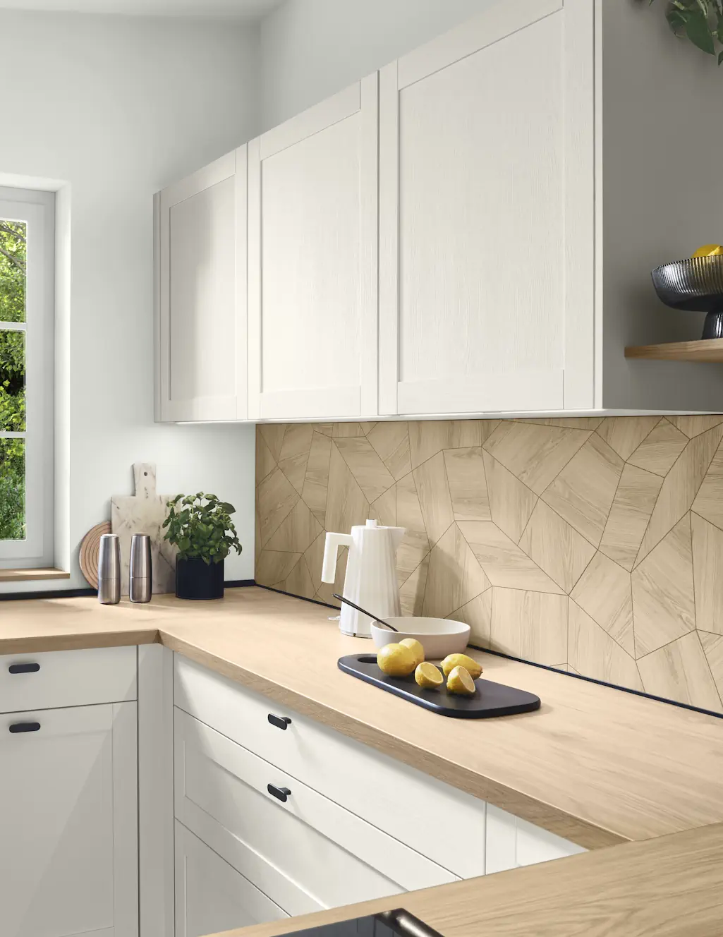 Helle Landhausküche mit weißen Rahmenfronten, Holzarbeitsplatte und geometrischer Nischenverkleidung in Holzoptik. Helle Landhausküche mit weißen Rahmenfronten, Holzarbeitsplatte und geometrischer Nischenverkleidung in Holzoptik.
