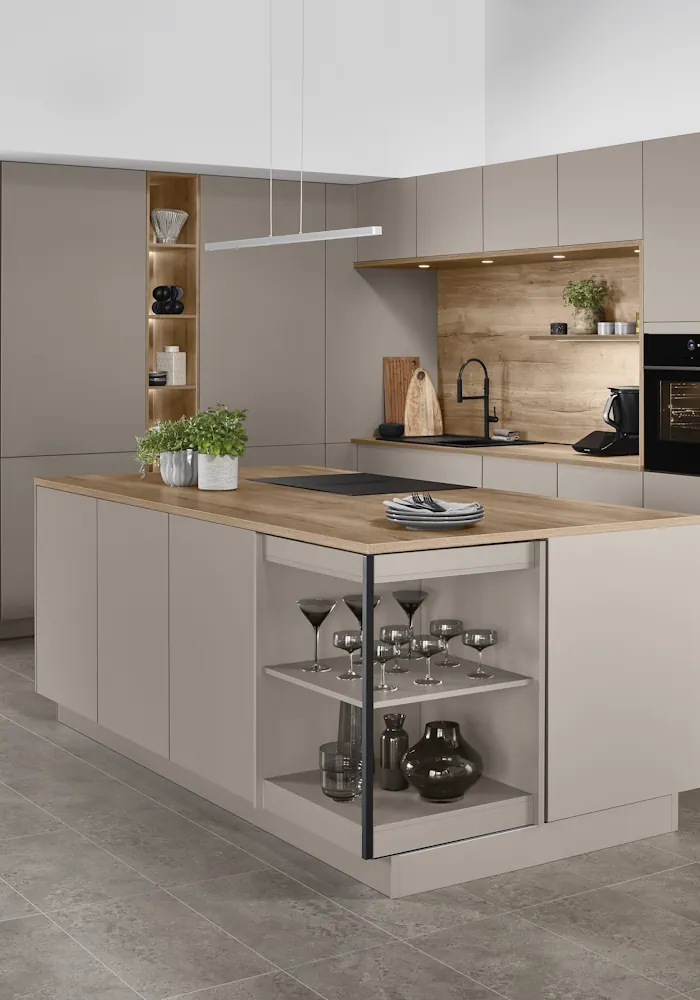 Graue Küche mit einigen Holzelementen und mit Pflanzen dekoriert Graue Küche mit einigen Holzelementen und mit Pflanzen dekoriert