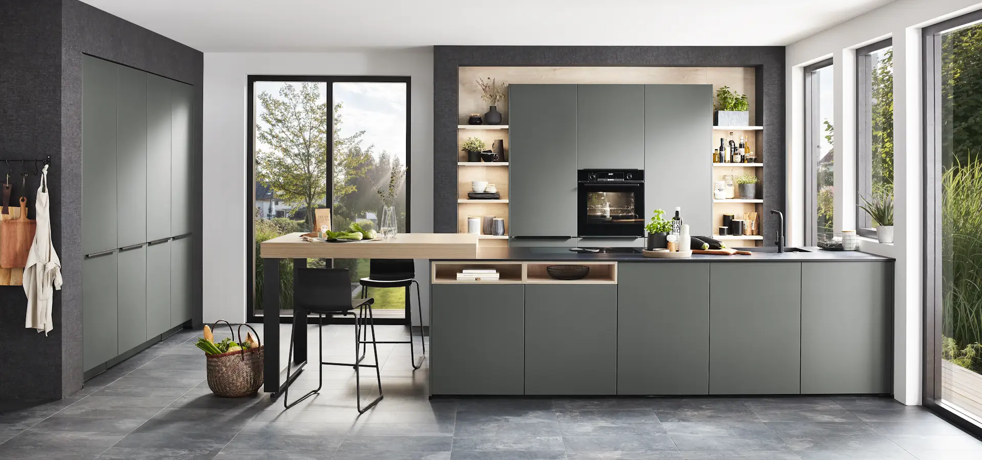 Moderne Küche in einer grünen Farbe mit Holzelementen Moderne Küche in einer grünen Farbe mit Holzelementen