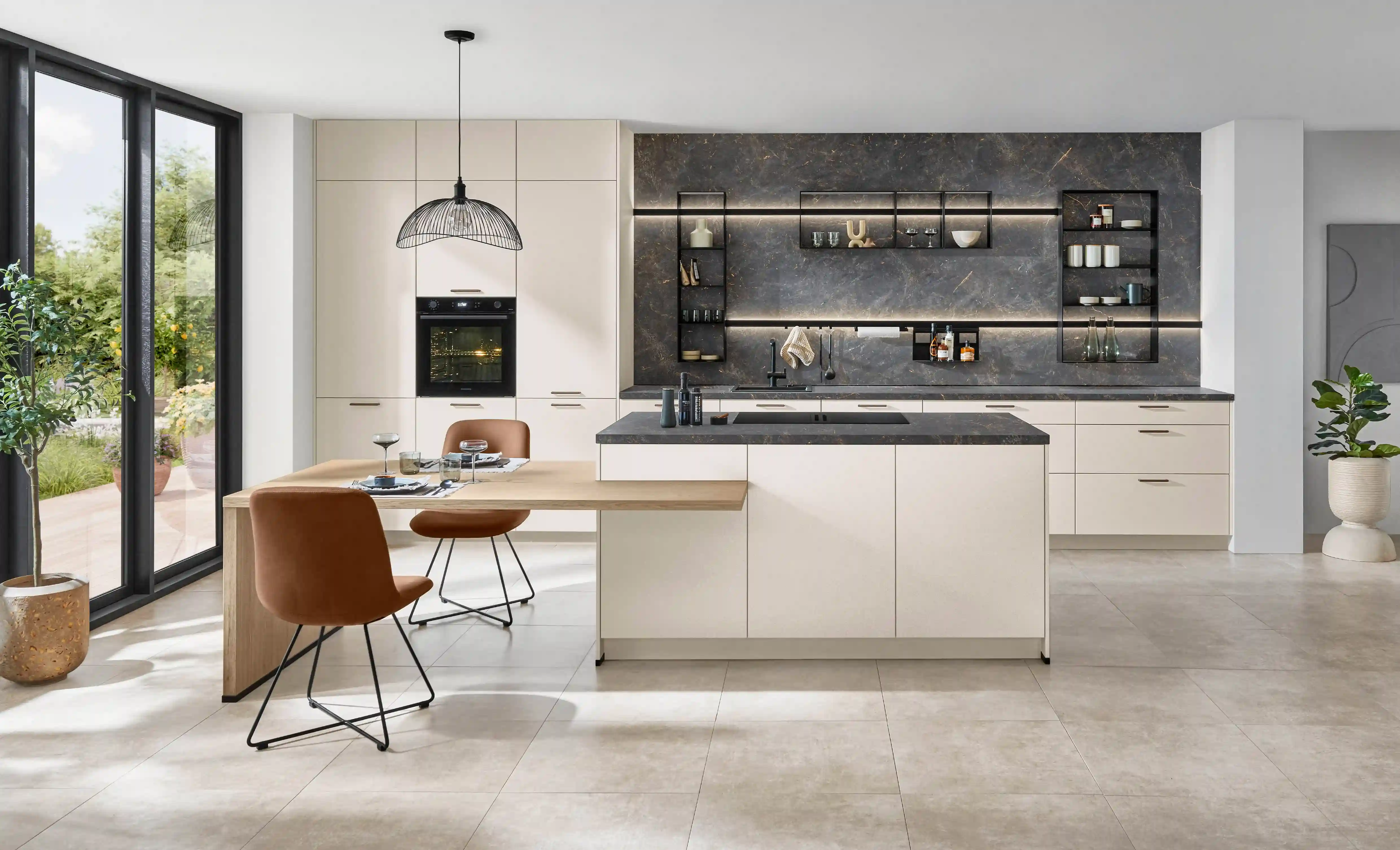 Cremfarbene Küche mit Kücheninsel, angesetztem Esstisch aus Holz sowie dunkler Arbeitsplatte und Nischenwand im klassischen Stil Cremfarbene Küche mit Kücheninsel, angesetztem Esstisch aus Holz sowie dunkler Arbeitsplatte und Nischenwand im klassischen Stil