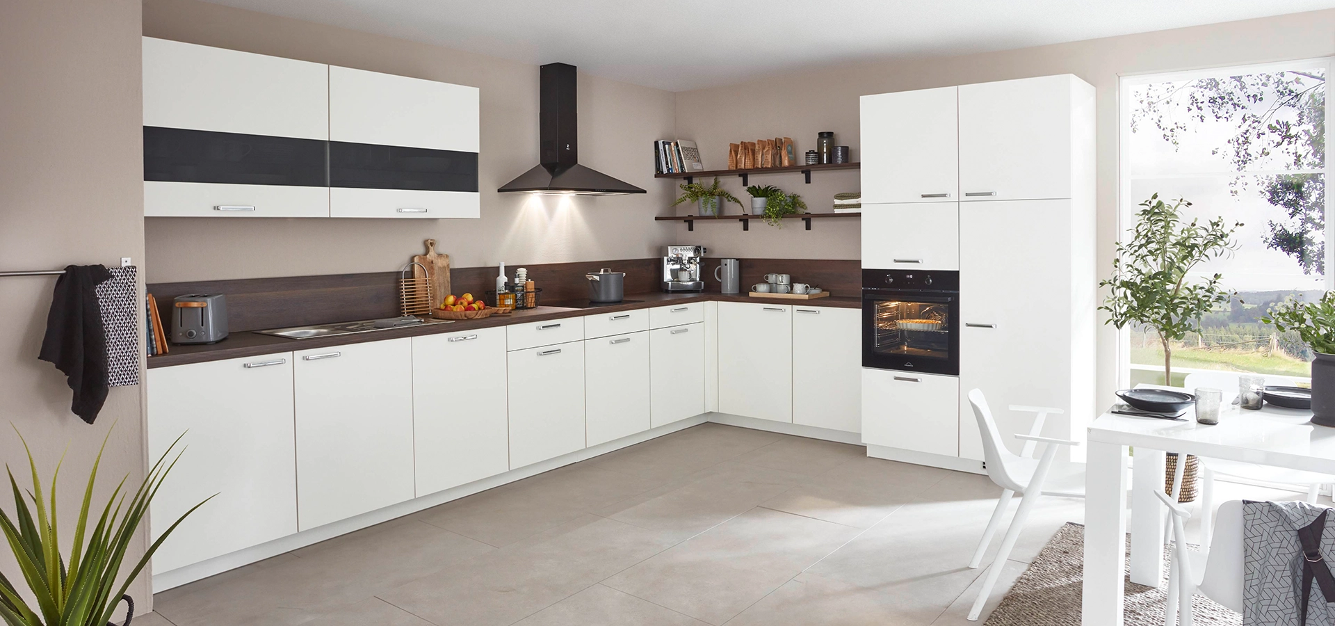 Weiße L-Küche im klassischen Stil mit Arbeitsplatte in Nussbaumoptik Weiße L-Küche im klassischen Stil mit Arbeitsplatte in Nussbaumoptik