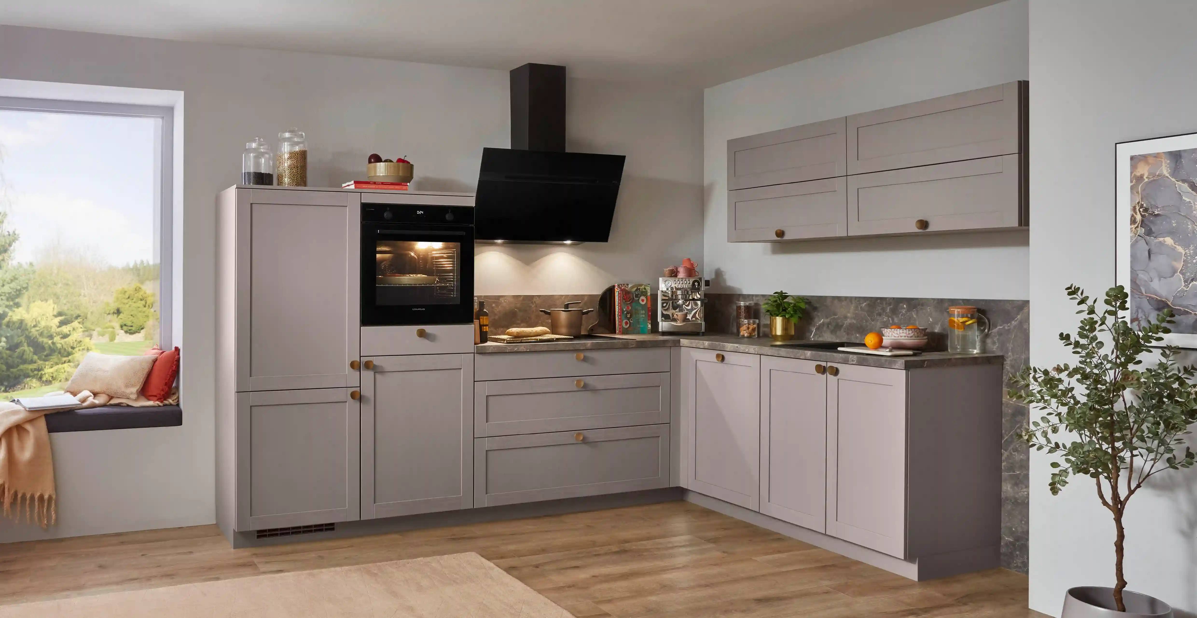 Graue L-Küche im klassischen Landhausstil mit zeitloser Gestaltung Graue L-Küche im klassischen Landhausstil mit zeitloser Gestaltung