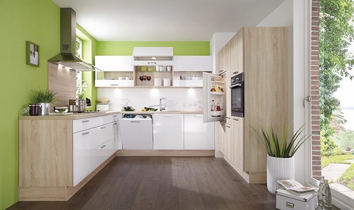 Küche in U-Form in einem kleineren Raum. Die Fronten sind weiß matt, Wangen und Arbeitsplatten sind in einem Holzton. Die Wandschränke haben Glaseinsätze. Küche in U-Form in einem kleineren Raum. Die Fronten sind weiß matt, Wangen und Arbeitsplatten sind in einem Holzton. Die Wandschränke haben Glaseinsätze.