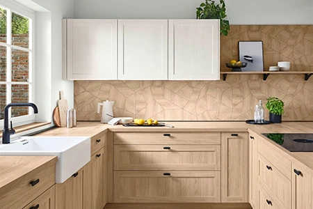 Küche im trendigen Landhausstil modern country. Die Unterschränke sowie Arbeitsplatte haben einen hellen Eichenton. Die Wandschränke sind weiß und grifflos. Die unteren Schränke haben schmale schwarze Griffe. Küche im trendigen Landhausstil modern country. Die Unterschränke sowie Arbeitsplatte haben einen hellen Eichenton. Die Wandschränke sind weiß und grifflos. Die unteren Schränke haben schmale schwarze Griffe.