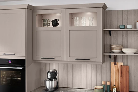 Ausschnitt einer modern Country Küche. Wir sehen zwei Wandschränke in einem hellen kaffeeton mit Glaseinsatz und Rahmenfront. Ausschnitt einer modern Country Küche. Wir sehen zwei Wandschränke in einem hellen kaffeeton mit Glaseinsatz und Rahmenfront.