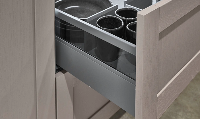 Wir sehen einen geöffneten Auszug in einer modern Country Küche mit cappuccinofarbenen Fronten. Wir sehen einen geöffneten Auszug in einer modern Country Küche mit cappuccinofarbenen Fronten.