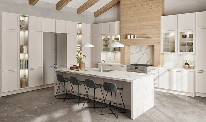 Küche im modern Coutnry Stil. Helle Rahmenfronten mit klaren Linien. Eine L-Küche mit umbauten Kühlschrank sowie Insel mit Spüle. Küche im modern Coutnry Stil. Helle Rahmenfronten mit klaren Linien. Eine L-Küche mit umbauten Kühlschrank sowie Insel mit Spüle.