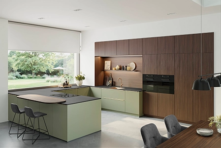 Grifflose U-Küche mit olivfarbenen sowie walnussfarbenen Fronten. Die Geräte sind integriert, gegenüber der Kochplatte ist eine Theke mit 2 Barhockern. Grifflose U-Küche mit olivfarbenen sowie walnussfarbenen Fronten. Die Geräte sind integriert, gegenüber der Kochplatte ist eine Theke mit 2 Barhockern.