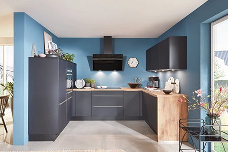 Moderne Küche in U-Form mit dunkelgrauen matten Fronten und Arbeitsplatte in einem Holzton. Links sind Highboards und rechts sind Wandschränke. Moderne Küche in U-Form mit dunkelgrauen matten Fronten und Arbeitsplatte in einem Holzton. Links sind Highboards und rechts sind Wandschränke.