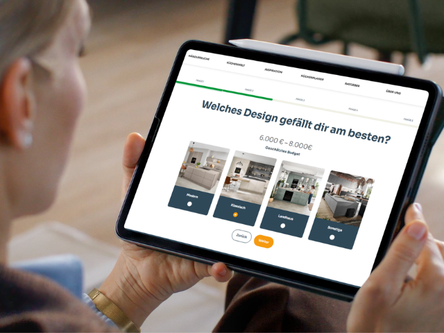 Eine junge Frau nutzt den möbelnavi Budgetplaner auf ihrem Tablet bevor sie eine neue Küche kauft. Eine junge Frau nutzt den möbelnavi Budgetplaner auf ihrem Tablet bevor sie eine neue Küche kauft.