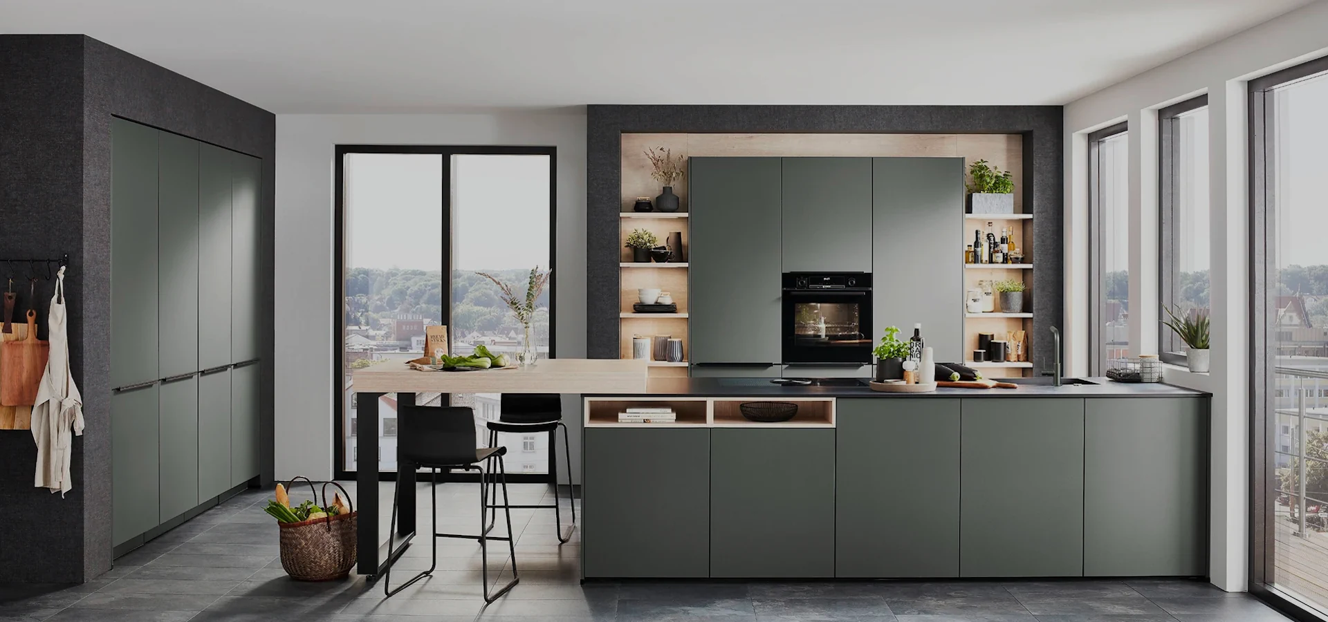 Dunkelgrüne grifflose Küche mit Insel und Theke Dunkelgrüne grifflose Küche mit Insel und Theke