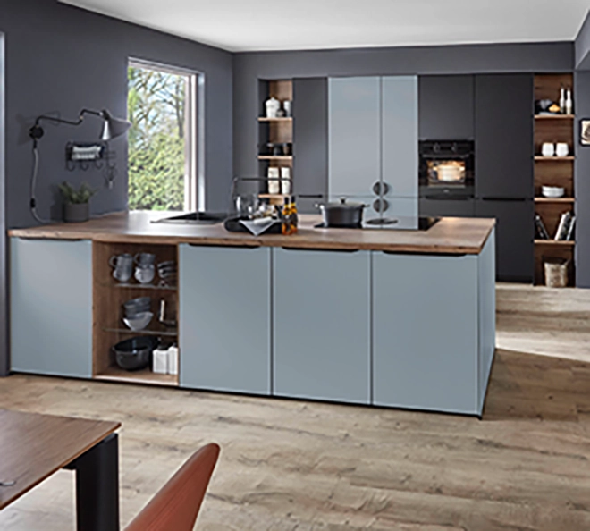 Himmelblaue Kücheninsel mit integrierten Elektrogeräten als Beispiel für Küchenservices, moderne Ausstattung und funktionale Küchengestaltung Himmelblaue Kücheninsel mit integrierten Elektrogeräten als Beispiel für Küchenservices, moderne Ausstattung und funktionale Küchengestaltung