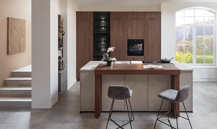 Elegante Küche mit Holzfronten, heller Kochinsel und integrierter Bartheke im modernen Design. Elegante Küche mit Holzfronten, heller Kochinsel und integrierter Bartheke im modernen Design.