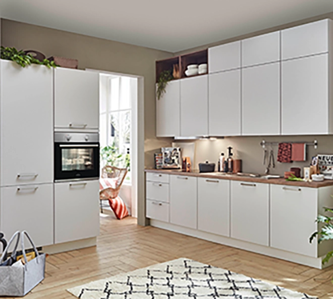 Klassische weiße Küche, bereit für Montage, als Beispiel für Küchenservices und professionelle Kücheninstallation Klassische weiße Küche, bereit für Montage, als Beispiel für Küchenservices und professionelle Kücheninstallation