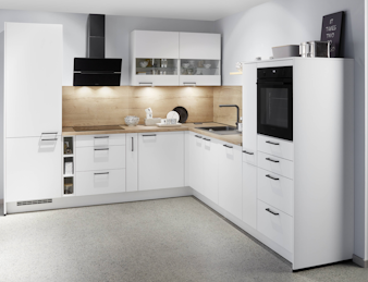 Weiße L-Küche mit einer Arbeitsplatte aus Eiche und einer Nischenwandverkleidung aus Eiche. Weiße L-Küche mit einer Arbeitsplatte aus Eiche und einer Nischenwandverkleidung aus Eiche.