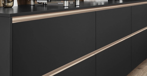 Dunkle Zeilenküche mit Dekoration. Dunkle Zeilenküche mit Dekoration.