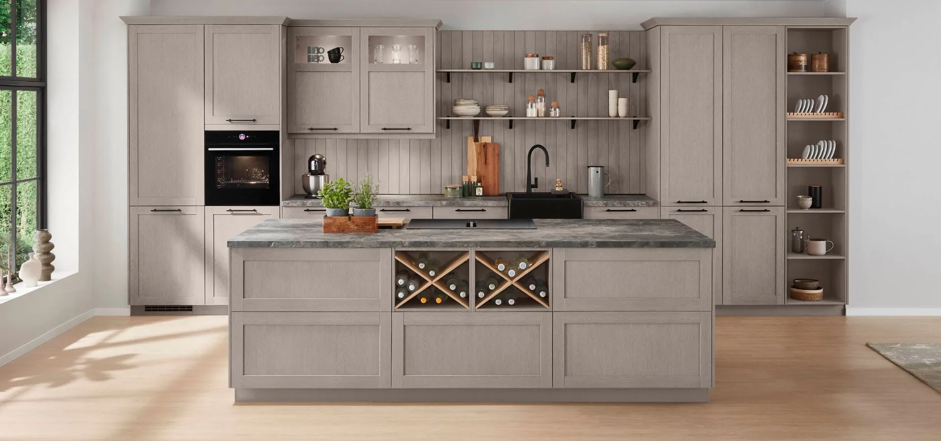 Helle Küche in warmem Braunton mit Kochinsel und offenen Regalen. Helle Küche in warmem Braunton mit Kochinsel und offenen Regalen.