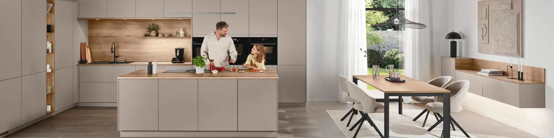 Helle, moderne Küche in warmem Braunton mit Kochinsel und Essbereich. Helle, moderne Küche in warmem Braunton mit Kochinsel und Essbereich.