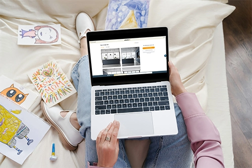 Eine Userin hält einen Laptop, sie sucht Kücheninspiration auf dem möbelnavi KI-Bildgenerierungstool. Eine Userin hält einen Laptop, sie sucht Kücheninspiration auf dem möbelnavi KI-Bildgenerierungstool.