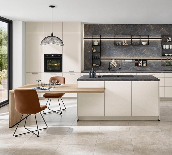 Beige moderne Inselküche mit integriertem Esstisch als wohnliche Küchenlösung in warmen Farben Beige moderne Inselküche mit integriertem Esstisch als wohnliche Küchenlösung in warmen Farben