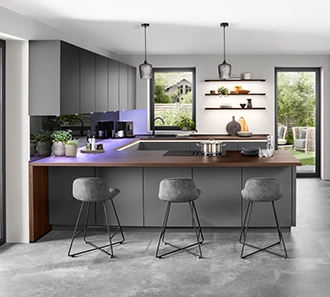 Graue U-Küche im modernen Küchenstil mit stilvoller Beleuchtung als elegante Küchenidee in Grau Graue U-Küche im modernen Küchenstil mit stilvoller Beleuchtung als elegante Küchenidee in Grau