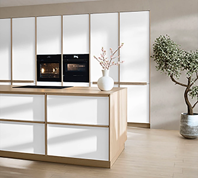 Weiße Inselküche mit Holzakzenten im japanischen Stil als Beispiel für stilvolle und harmonische Küchen nach Stil & Design Weiße Inselküche mit Holzakzenten im japanischen Stil als Beispiel für stilvolle und harmonische Küchen nach Stil & Design