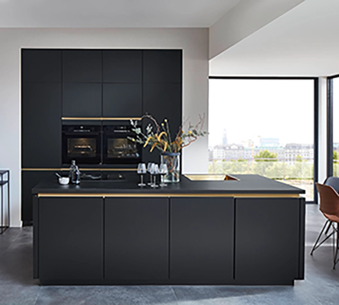 Modern gestaltete schwarze Inselküche mit eleganter Formensprache für dunkle Küchen mit Stil Modern gestaltete schwarze Inselküche mit eleganter Formensprache für dunkle Küchen mit Stil