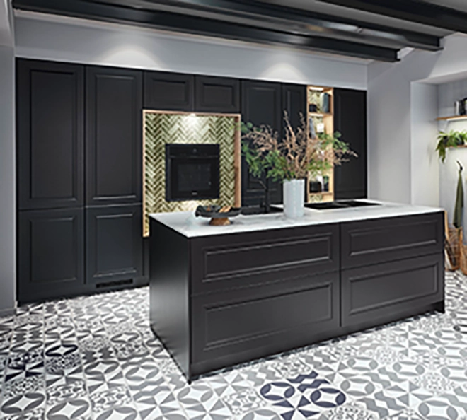 Schwarze Küche mit Kochinsel und Landhaus-Fronten als Beispiel für die Küchenform Inselküche im stilvollen, modernen Landhausstil Schwarze Küche mit Kochinsel und Landhaus-Fronten als Beispiel für die Küchenform Inselküche im stilvollen, modernen Landhausstil