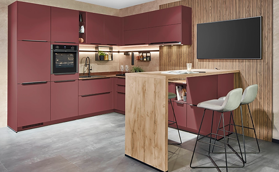 Rote L-Küche mit Mattfronten und hölzerner Theke als Beispiel für Küchen nach Stil und Design, modern und stilvoll gestaltet Rote L-Küche mit Mattfronten und hölzerner Theke als Beispiel für Küchen nach Stil und Design, modern und stilvoll gestaltet