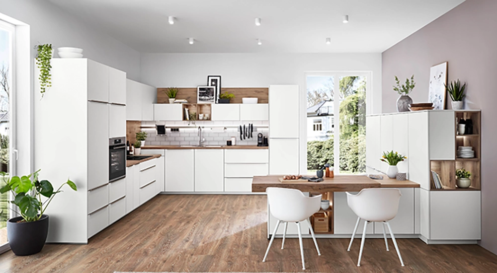 Weiße L-Küche mit integriertem Esstisch als Beispiel einer Küchenform, ideal zur Inspiration rund um verschiedene Küchenformen Weiße L-Küche mit integriertem Esstisch als Beispiel einer Küchenform, ideal zur Inspiration rund um verschiedene Küchenformen