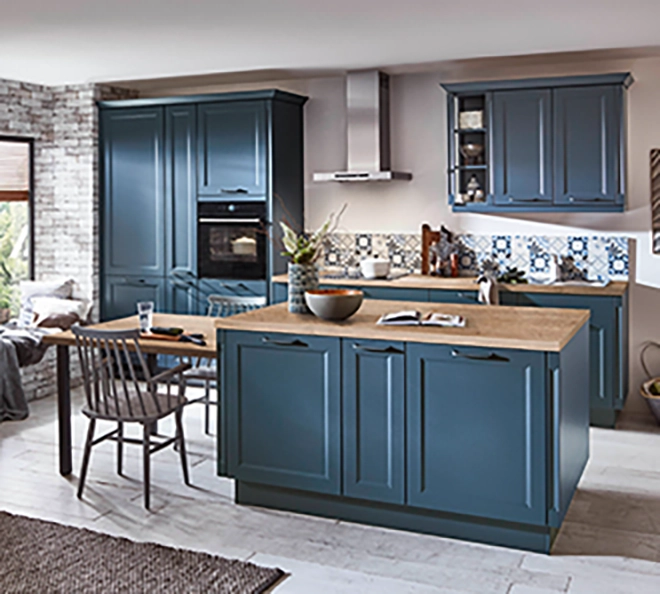 Blaue Inselküche im klassischen Landhausstil als Inspiration für Küchen nach Farben und stilvolle Küchen Blaue Inselküche im klassischen Landhausstil als Inspiration für Küchen nach Farben und stilvolle Küchen