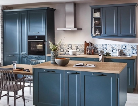 Küchenvorlage mit Landhausküche mit dunkelblauen Rahmenfronten und Arbeitsplatte in einem Holzdekor. Sie besteht aus einer Zeile und Insel. Küchenvorlage mit Landhausküche mit dunkelblauen Rahmenfronten und Arbeitsplatte in einem Holzdekor. Sie besteht aus einer Zeile und Insel.