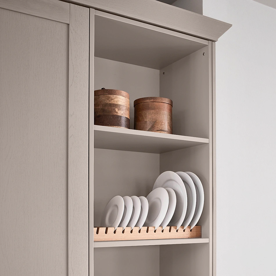 Offenes Regal in mediterraner Küche mit Kranzleiste. Die Fronten sind in einem hellen Kaffeeton gehalten.