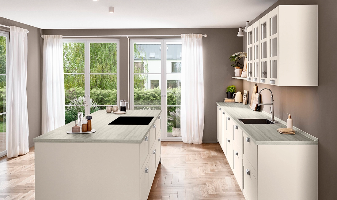 Wir sehen eine weiße mediterran designte Küche mit Kassettenfronten. Die Wandschränke sind mit Sprossentfronten ausgestattet. Wir sehen eine weiße mediterran designte Küche mit Kassettenfronten. Die Wandschränke sind mit Sprossentfronten ausgestattet.