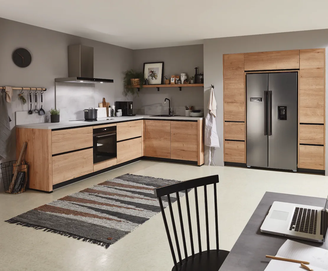 Moderne Holzküche in L-Form mit warmen Holzfronten, schwarzen Akzenten und integriertem Kühlschrank für ein aufgeräumtes und wohnliches Ambiente. Moderne Holzküche in L-Form mit warmen Holzfronten, schwarzen Akzenten und integriertem Kühlschrank für ein aufgeräumtes und wohnliches Ambiente.