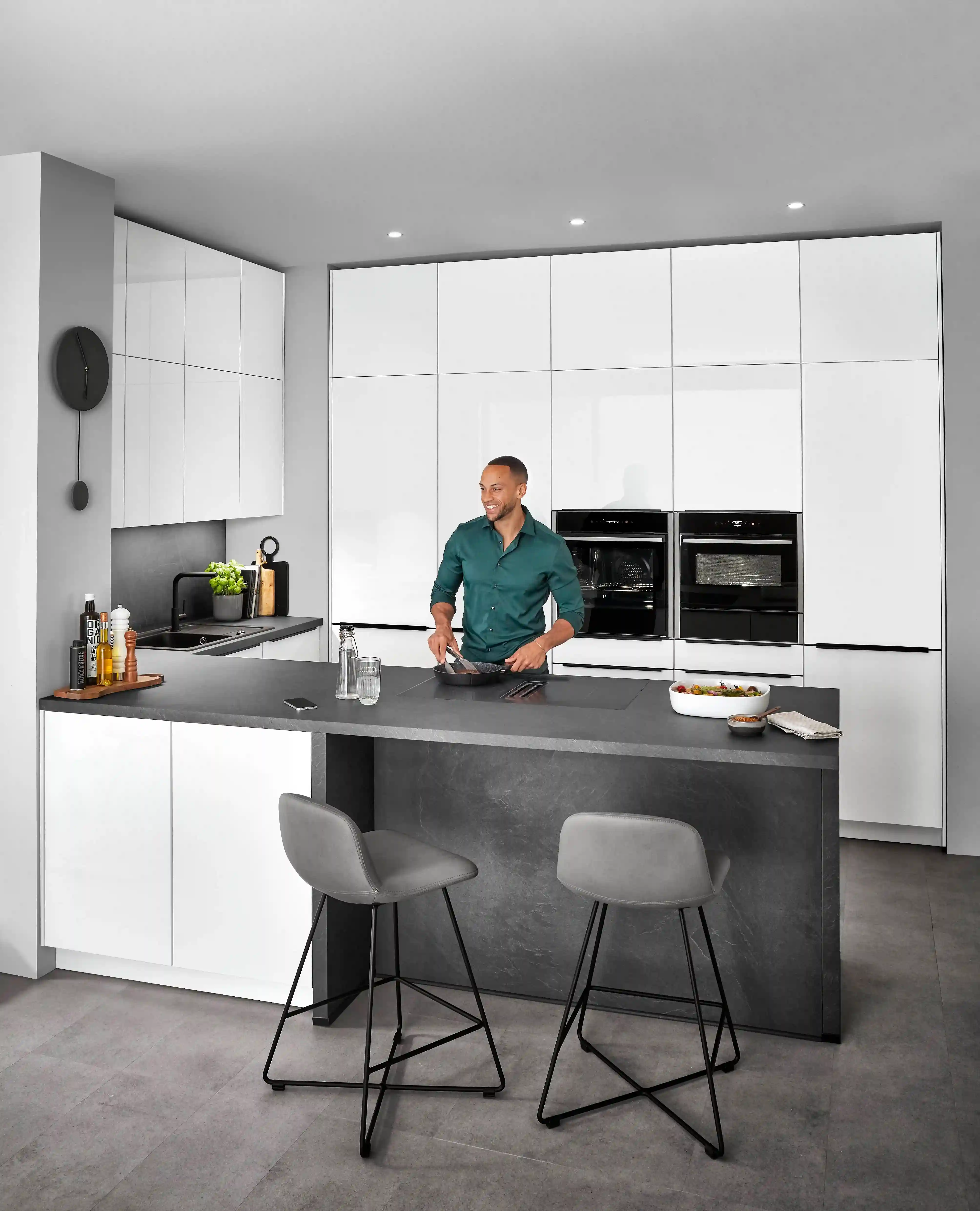 Mann kocht in moderner Hochglanzküche Mann kocht in moderner Hochglanzküche