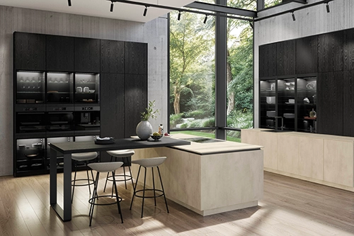 Edle moderne Küche mit dunklen Schränken, heller Kochinsel und großer Fensterfront zum Garten. Edle moderne Küche mit dunklen Schränken, heller Kochinsel und großer Fensterfront zum Garten.