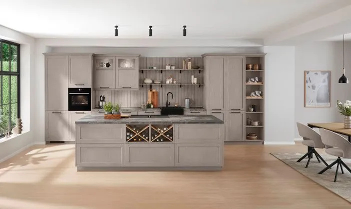 Moderne Küche mit schwarzer Front, heller Arbeitsplatte und großer Fensterfront. Moderne Küche mit schwarzer Front, heller Arbeitsplatte und großer Fensterfront.