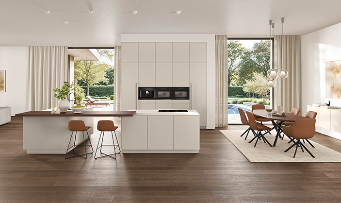 Helle moderne Küche mit Kochinsel, großen Fenstern und Essbereich. Helle moderne Küche mit Kochinsel, großen Fenstern und Essbereich.