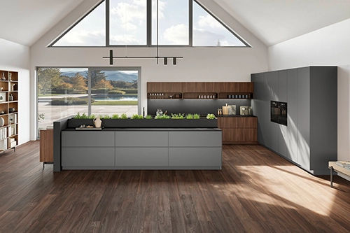Große moderne Küche mit grauen Fronten, Holzdetails und zentraler Kochinsel in lichtdurchflutetem Raum. Große moderne Küche mit grauen Fronten, Holzdetails und zentraler Kochinsel in lichtdurchflutetem Raum.