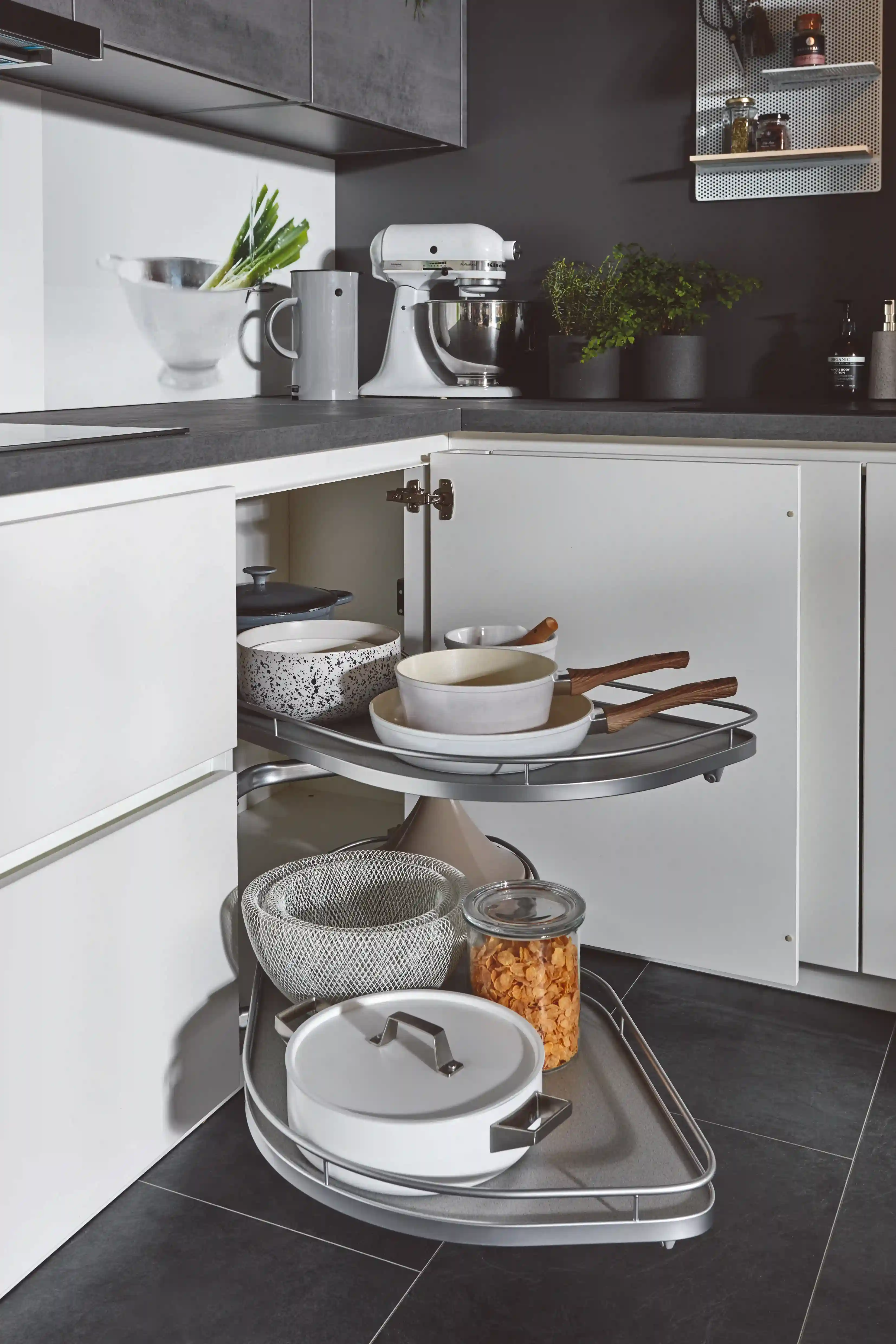 Ausgefahrener Karussell-Eckschrank in einer weißen L-Küche zur optimalen Raumnutzung in der Singleküche Ausgefahrener Karussell-Eckschrank in einer weißen L-Küche zur optimalen Raumnutzung in der Singleküche