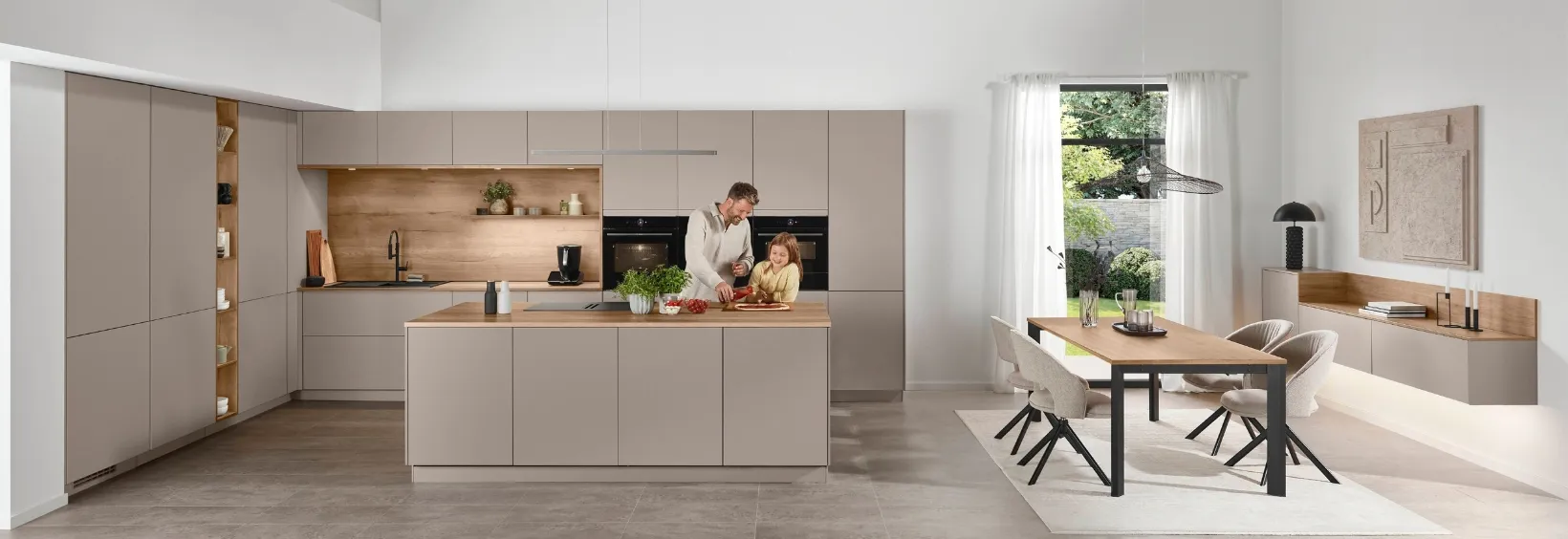 Helle smarte Küche mit Kücheninsel und offenem Essbereich, in der ein Vater gemeinsam mit seiner Tochter kocht. Helle smarte Küche mit Kücheninsel und offenem Essbereich, in der ein Vater gemeinsam mit seiner Tochter kocht.