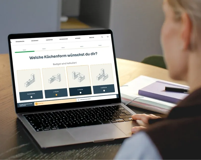 Digitale Planung einer smarten Küche am Laptop mit Auswahl verschiedener Küchenformen. Digitale Planung einer smarten Küche am Laptop mit Auswahl verschiedener Küchenformen.