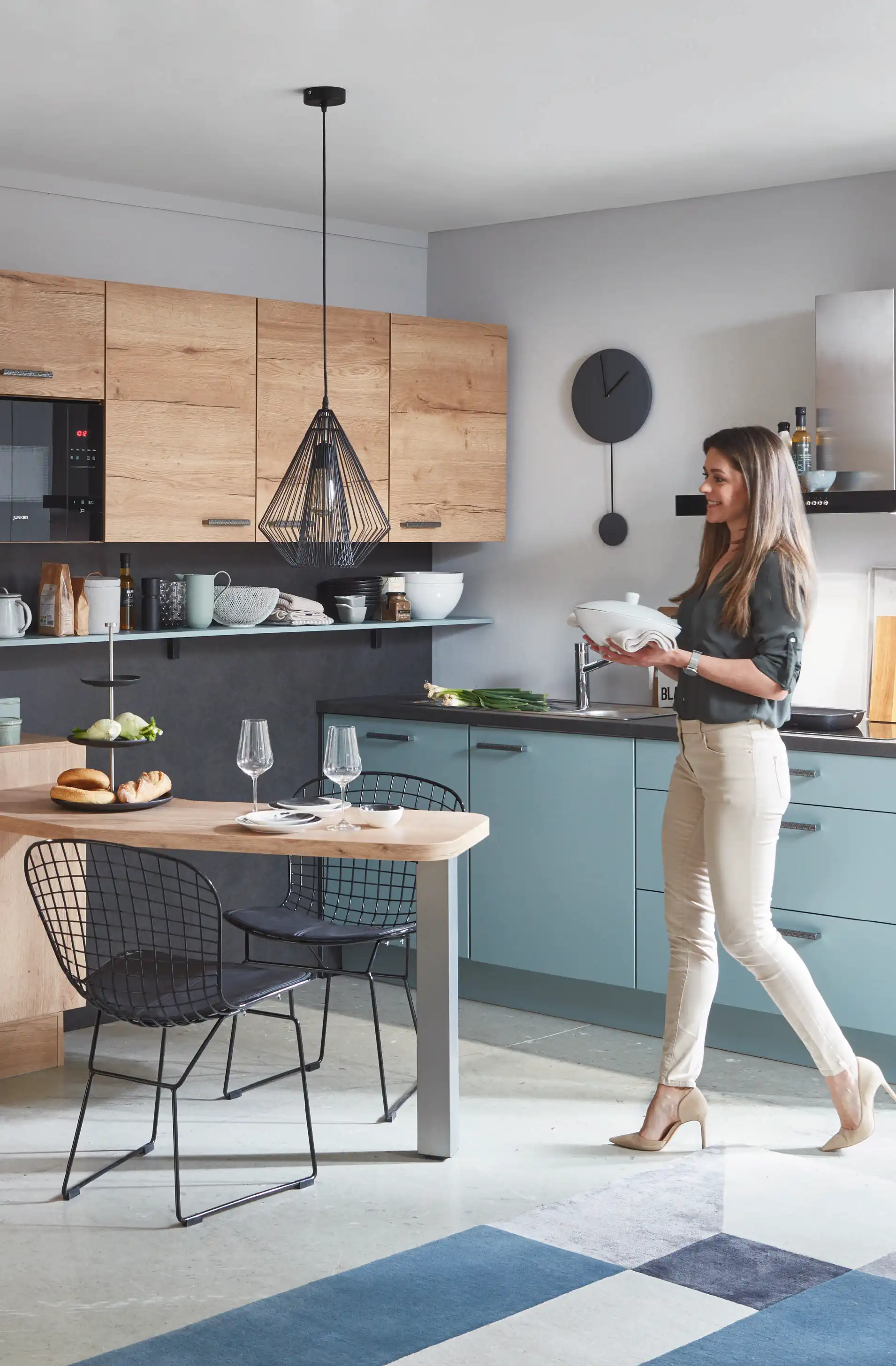 Wohnliche Holzküche mit modernen Fronten, gemütlichem Essplatz und harmonischer Farbkombination für stilvolles Kochen und Leben.