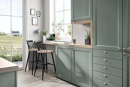 Ausschnitt einer Küche mit salbeigrüner Front, bei der der Fronttyp ein wichtiger Faktor in Bezug auf das Budget ist. Ausschnitt einer Küche mit salbeigrüner Front, bei der der Fronttyp ein wichtiger Faktor in Bezug auf das Budget ist.