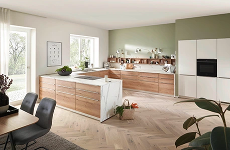 Eine Küche mit Holzdekor- und beigen Fronten, bei der die Laufmeter ein wichtiger Faktor für das Budget sind. Eine Küche mit Holzdekor- und beigen Fronten, bei der die Laufmeter ein wichtiger Faktor für das Budget sind.