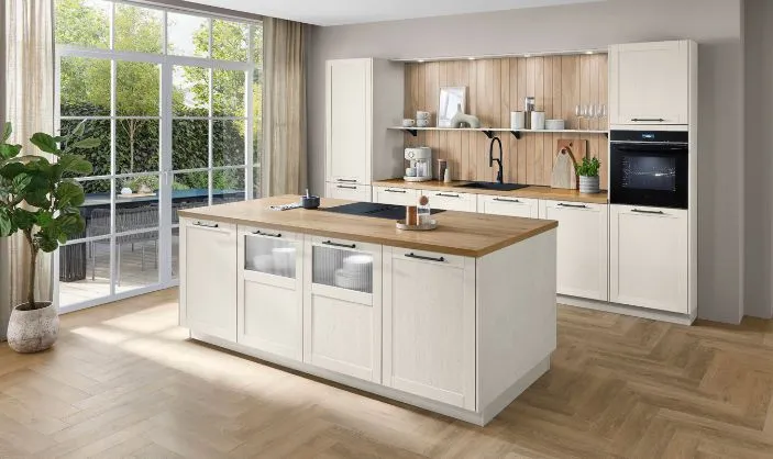 Helle, moderne Küche in Weiß mit großer Kochinsel, Holzarbeitsplatten, offenen Regalen und bodentiefen Fenstern, durch die viel Tageslicht in den Raum fällt. Helle, moderne Küche in Weiß mit großer Kochinsel, Holzarbeitsplatten, offenen Regalen und bodentiefen Fenstern, durch die viel Tageslicht in den Raum fällt.