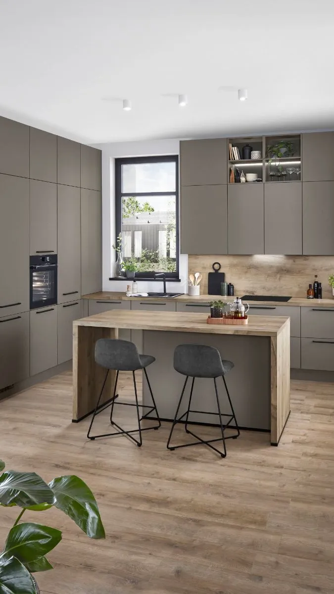 Helle, moderne Küche in warmen Naturtönen mit Holzdetails, Inselblock und geradlinigen Fronten. Helle, moderne Küche in warmen Naturtönen mit Holzdetails, Inselblock und geradlinigen Fronten.